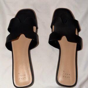 A New Day Women's Black and Tan Slide Sandals
